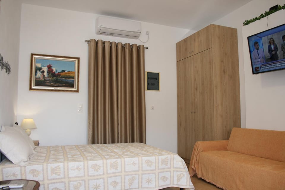 Bed, TV and multimedia, Living room, Photo of the whole room, Seating area, Bedroom, wardrobe, air conditioner