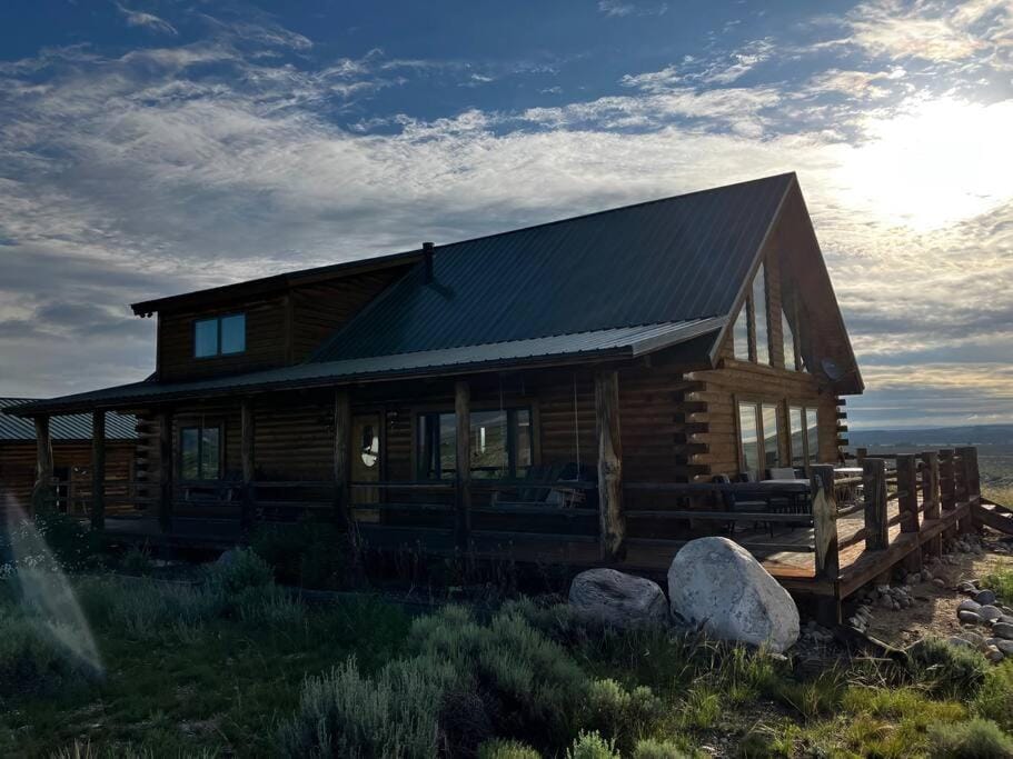 Yellowstone River! Mountain Views! House in Wyoming