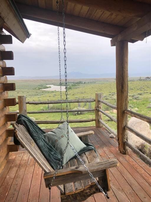 Yellowstone River! Mountain Views! House in Wyoming