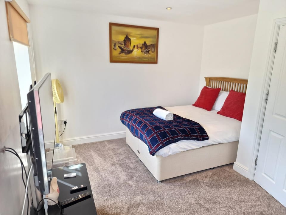 NightRest Homes 6 Bedroom House- Smart TV In each Room - Parking - Wifi -Milton Keynes Apartment in Aylesbury Vale