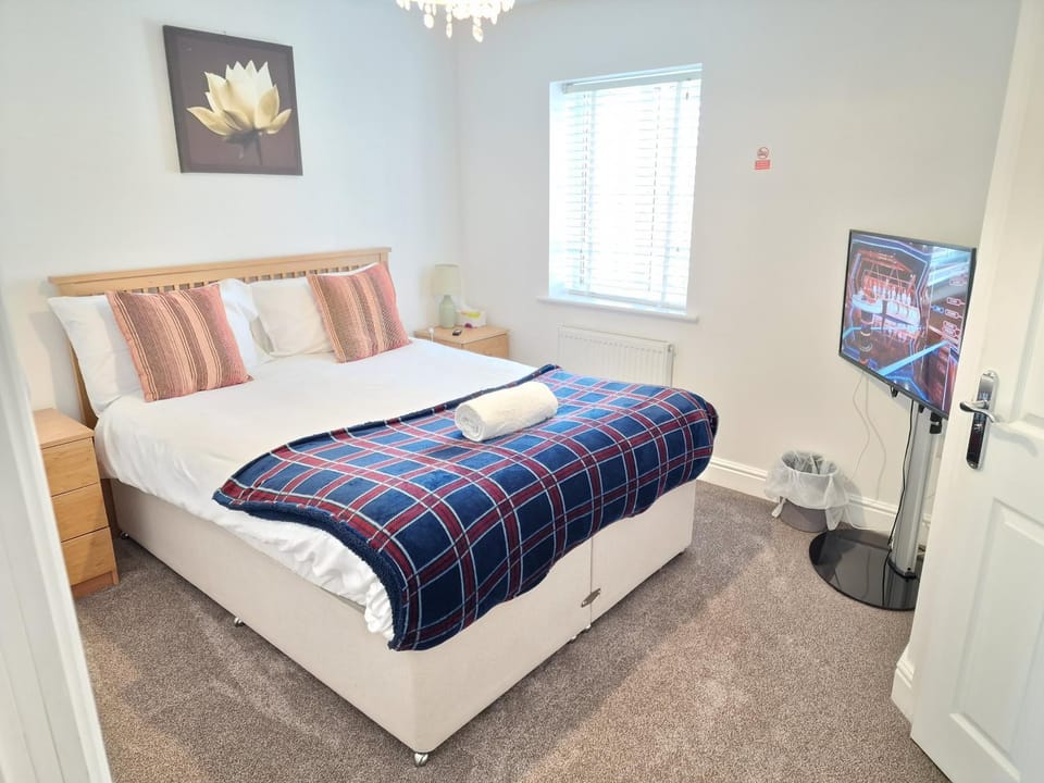 NightRest Homes 6 Bedroom House- Smart TV In each Room - Parking - Wifi -Milton Keynes Apartment in Aylesbury Vale