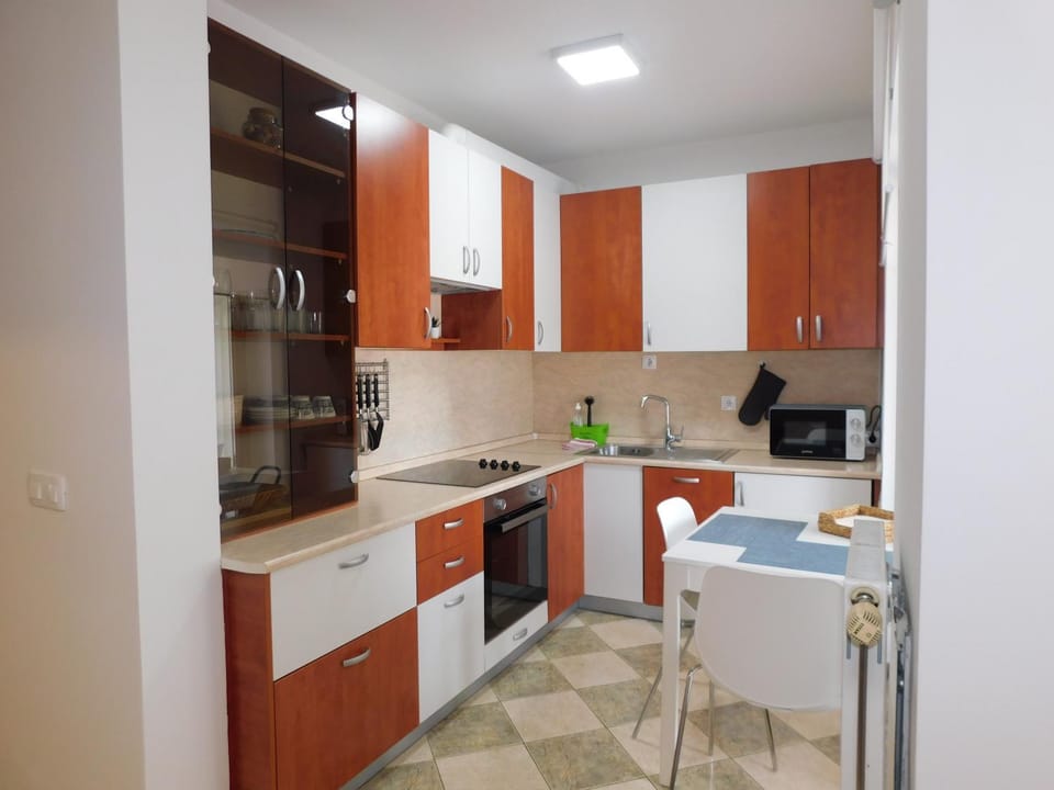 Kitchen or kitchenette, Dining area, minibar, pet friendly, stove