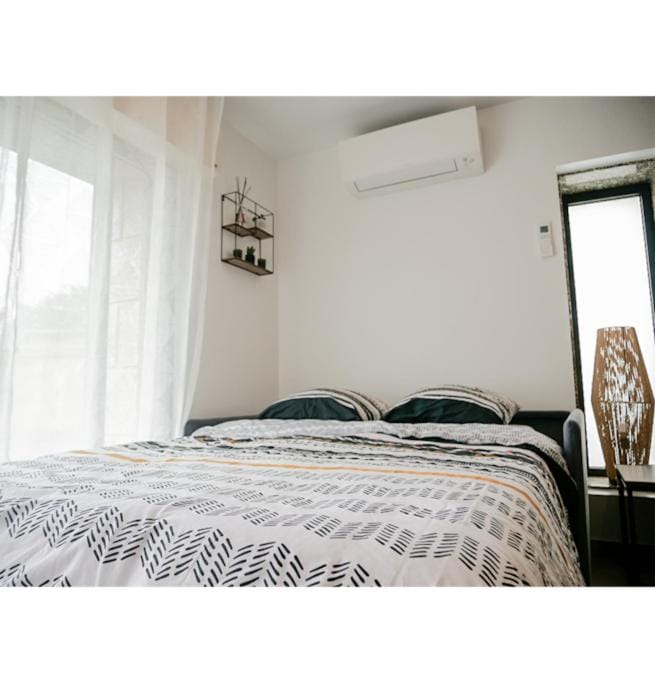Bed, air conditioner