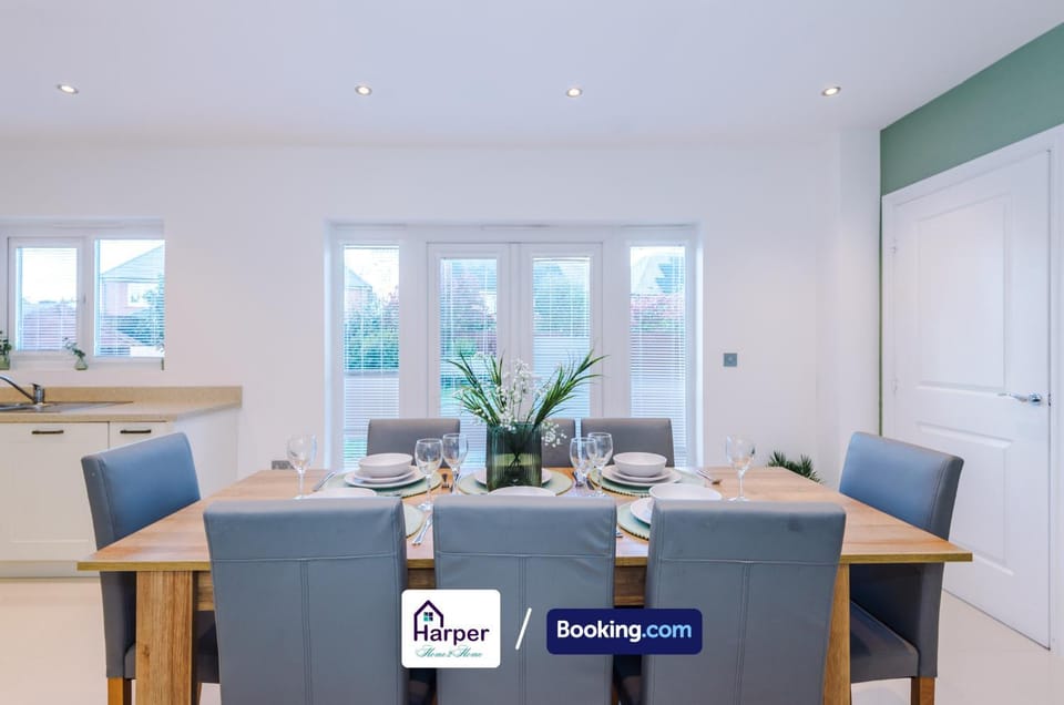 Kitchen or kitchenette, Seating area, Dining area