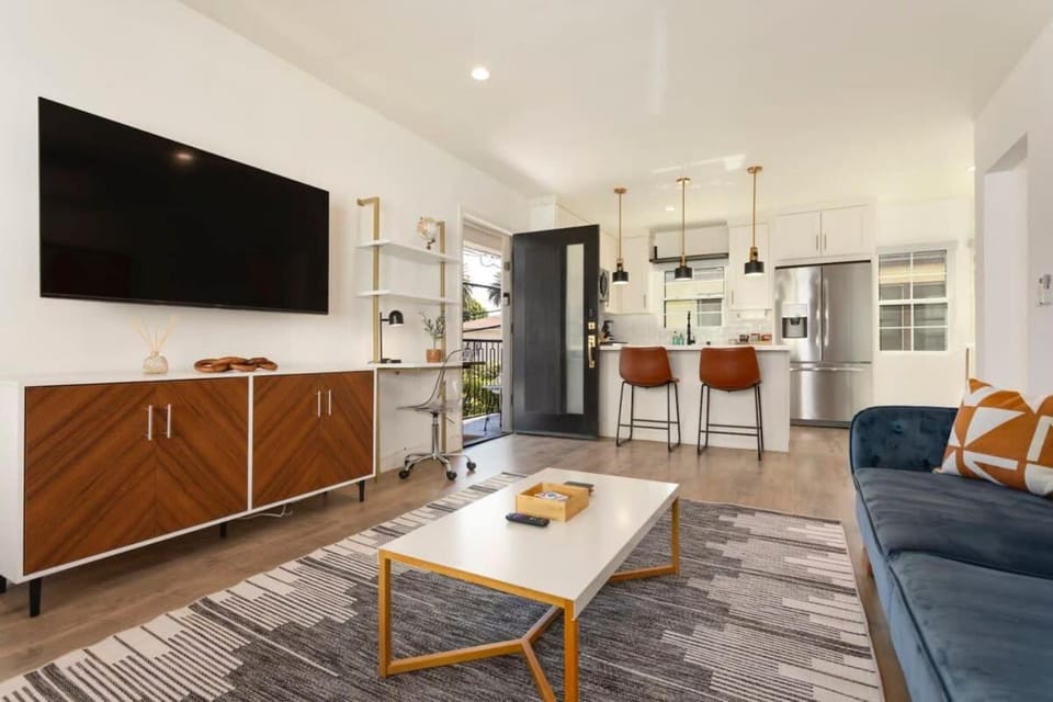 Downtown Culver City New Designer Lux 1 Bedroom Apartment in Culver City