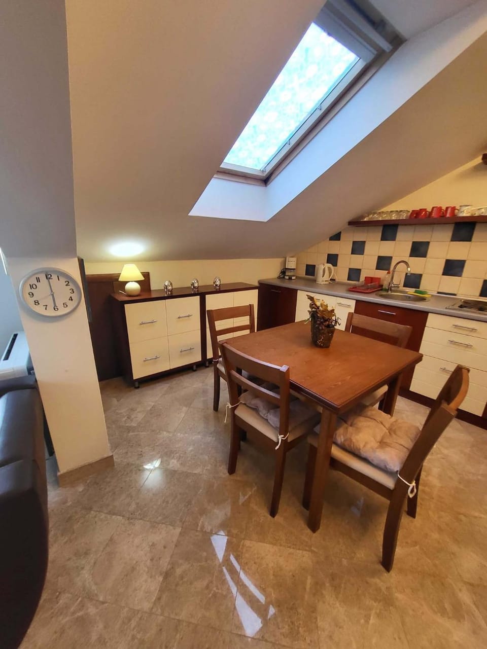 Kitchen or kitchenette, Dining area