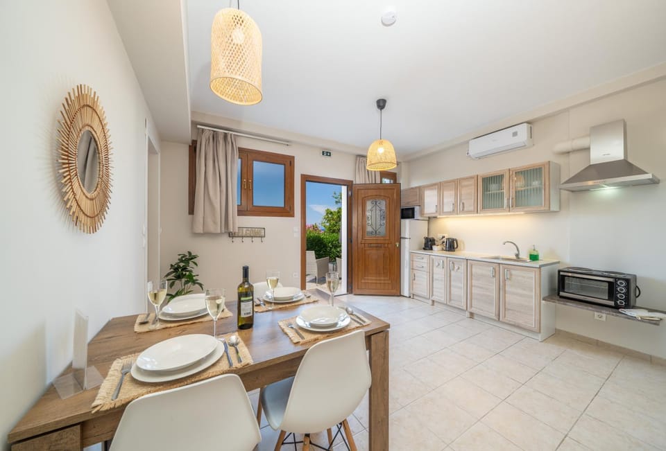 Dining area, kitchen