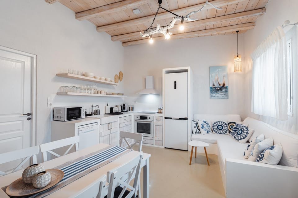 Kitchen or kitchenette, Living room, Seating area, Dining area