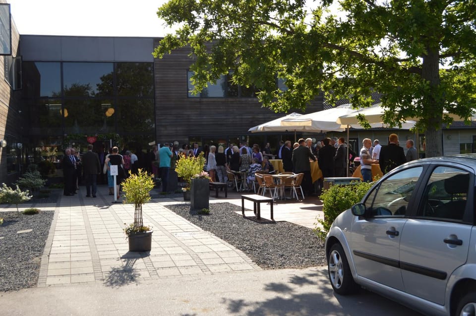 Facade/entrance, People, group of guests