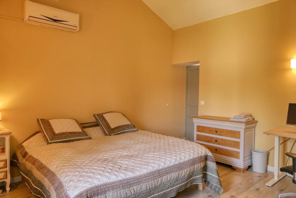 Bed, Bedroom, air conditioner