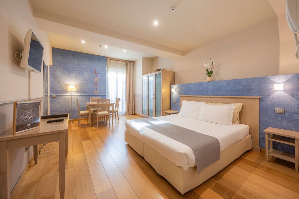 Bed, TV and multimedia, Photo of the whole room