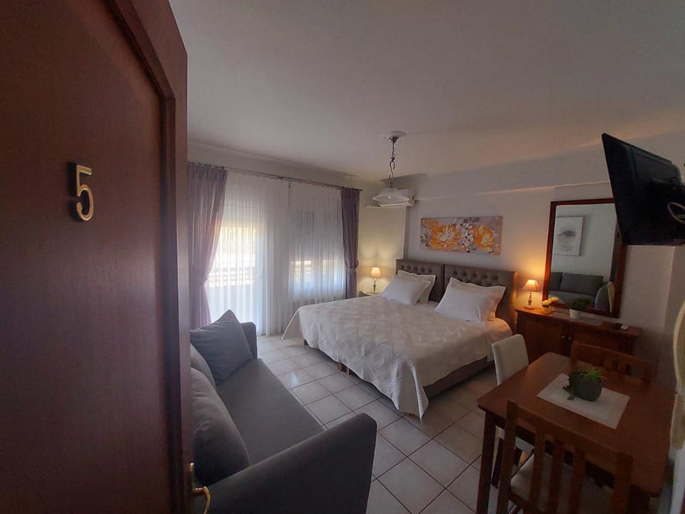 Eleni's Apartments Igoumenitsa - Γκαρσονιέρα 1ου ορόφου επιπλωμένη, εξοπλισμένη Apartment in Peloponnese, Western Greece and the Ionian