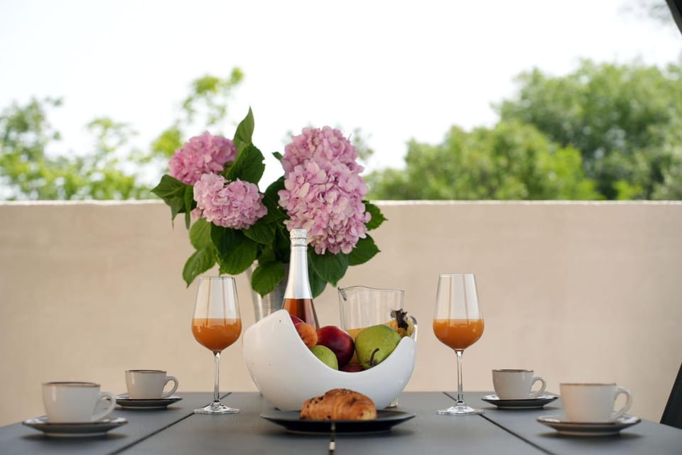 Day, Food and drinks, Dining area, Food, Drinks, Alcoholic drinks