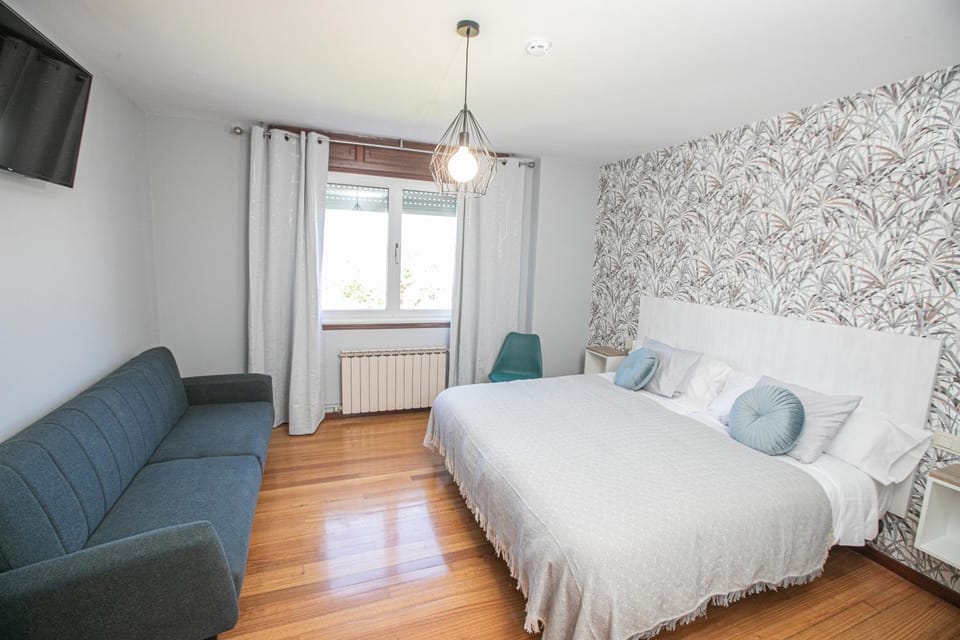 TV and multimedia, Photo of the whole room, Bedroom