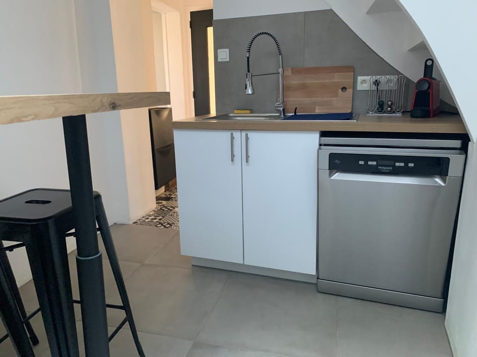 Coffee/tea facilities, dishwasher, kitchen