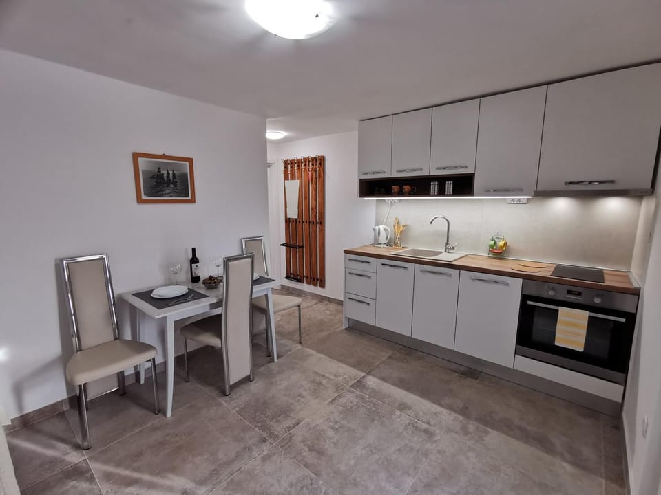 Kitchen or kitchenette, Living room, Seating area, Dining area, pet friendly, stove