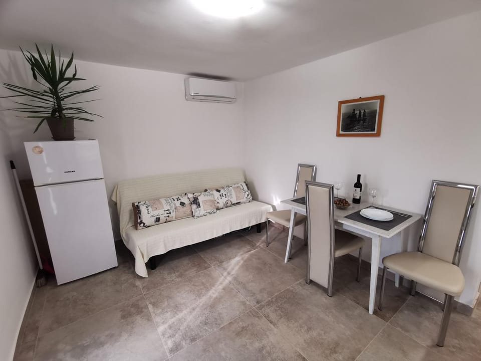 Living room, Seating area, Dining area, air conditioner