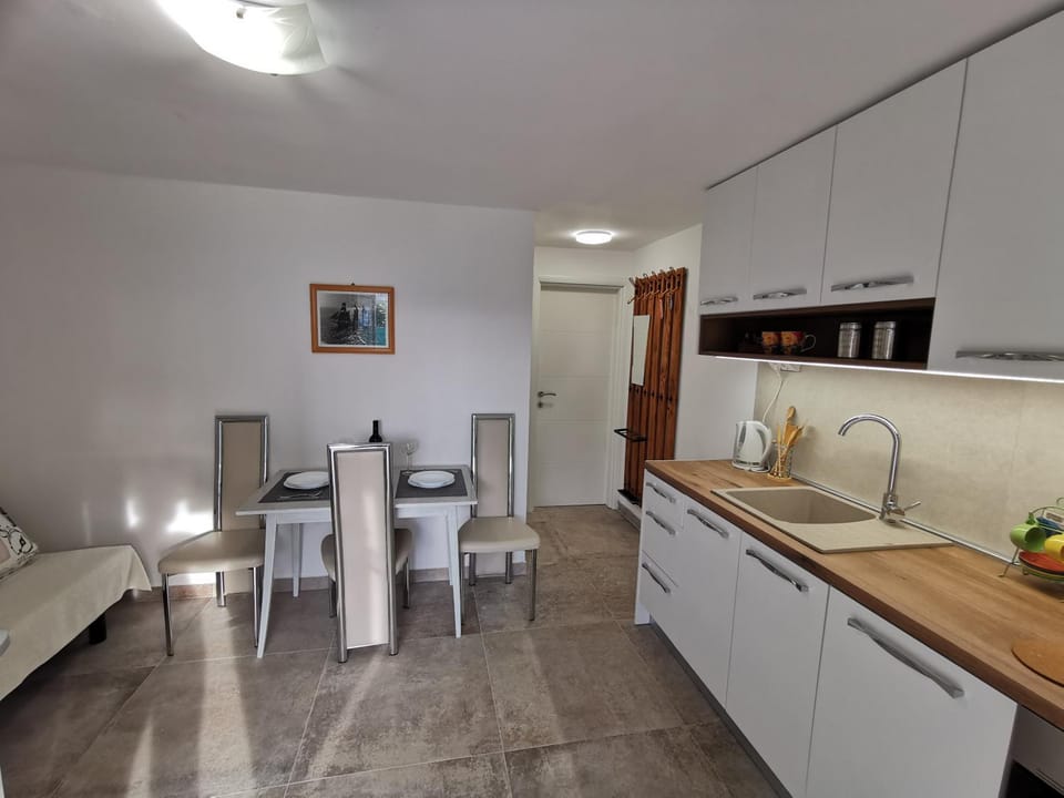 Kitchen or kitchenette, Seating area, Dining area