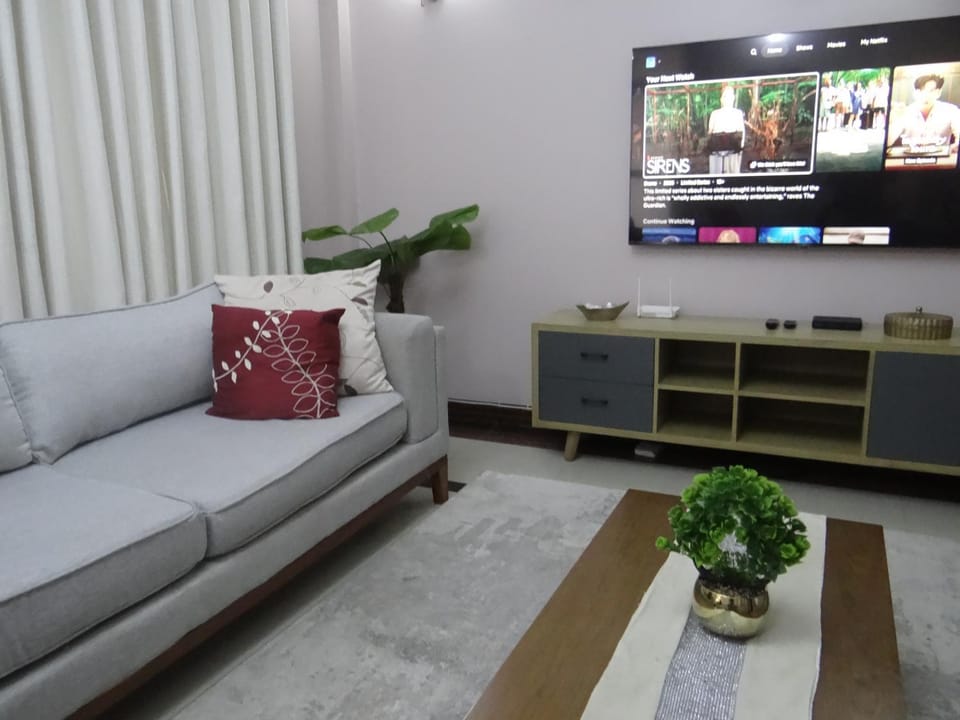 Communal lounge/ TV room, TV and multimedia, Living room, Seating area, Evening entertainment