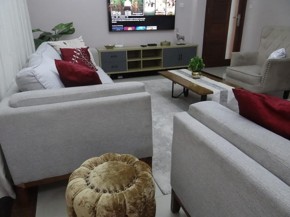 Communal lounge/ TV room, TV and multimedia, Living room, Seating area, Evening entertainment