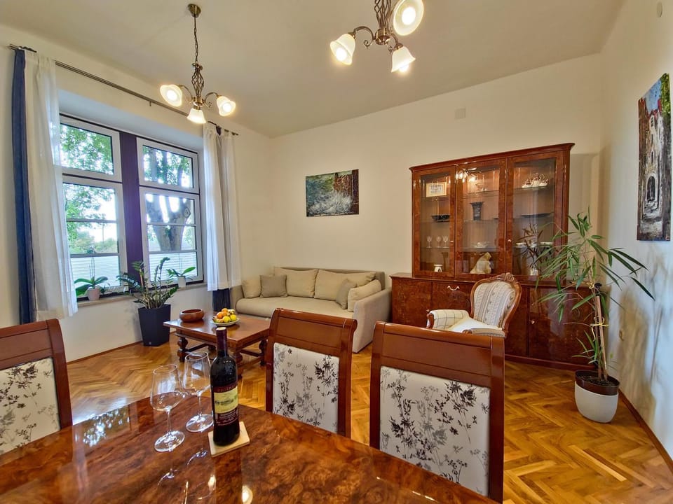 Living room, Decorative detail, Seating area, Dining area, Food, Drinks
