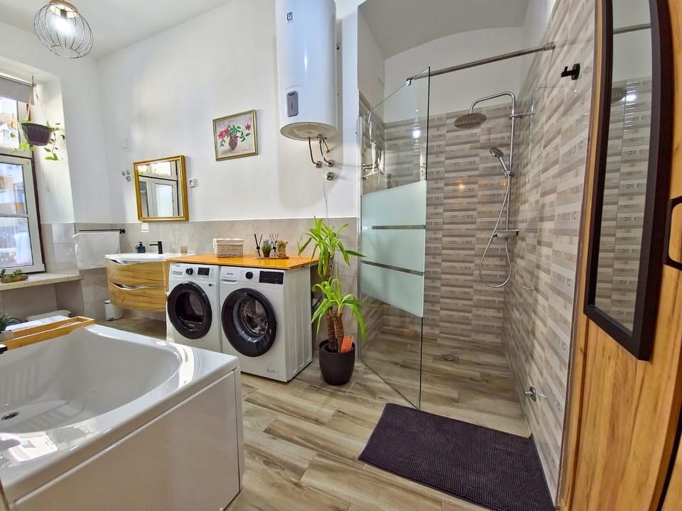 Bathroom, Bath, towels, washing machine, dryer
