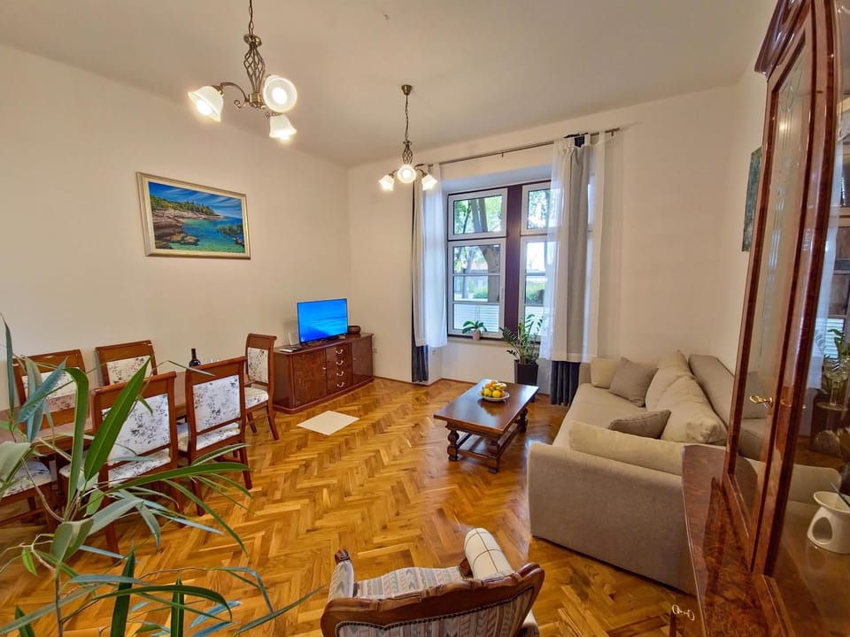 Communal lounge/ TV room, Day, TV and multimedia, Living room, Photo of the whole room, Seating area, Evening entertainment, Time of day, internet