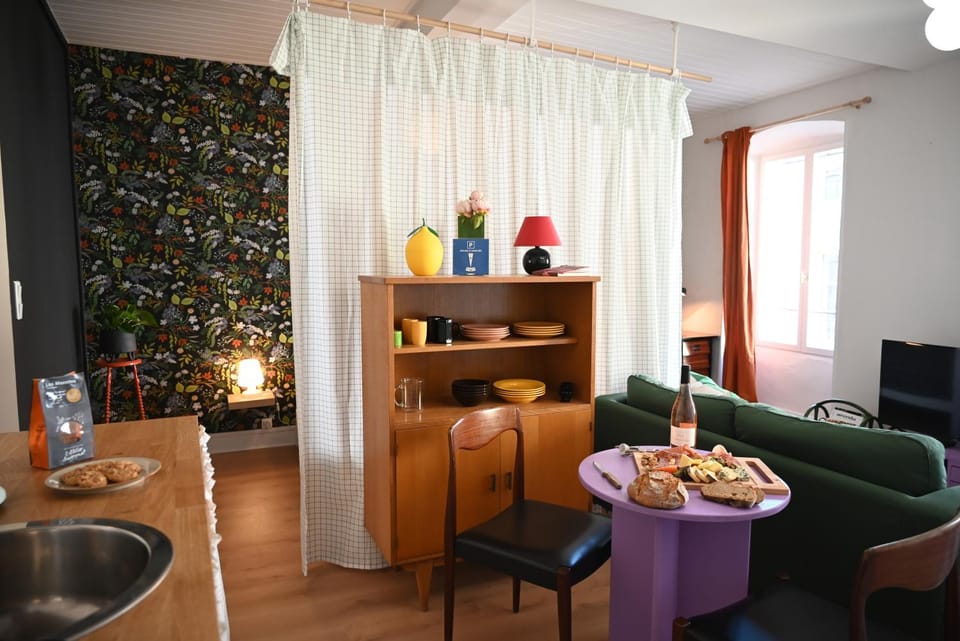 Living room, Food and drinks, Dining area