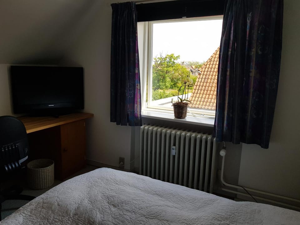 Communal lounge/ TV room, Bed, TV and multimedia, Bedroom, internet