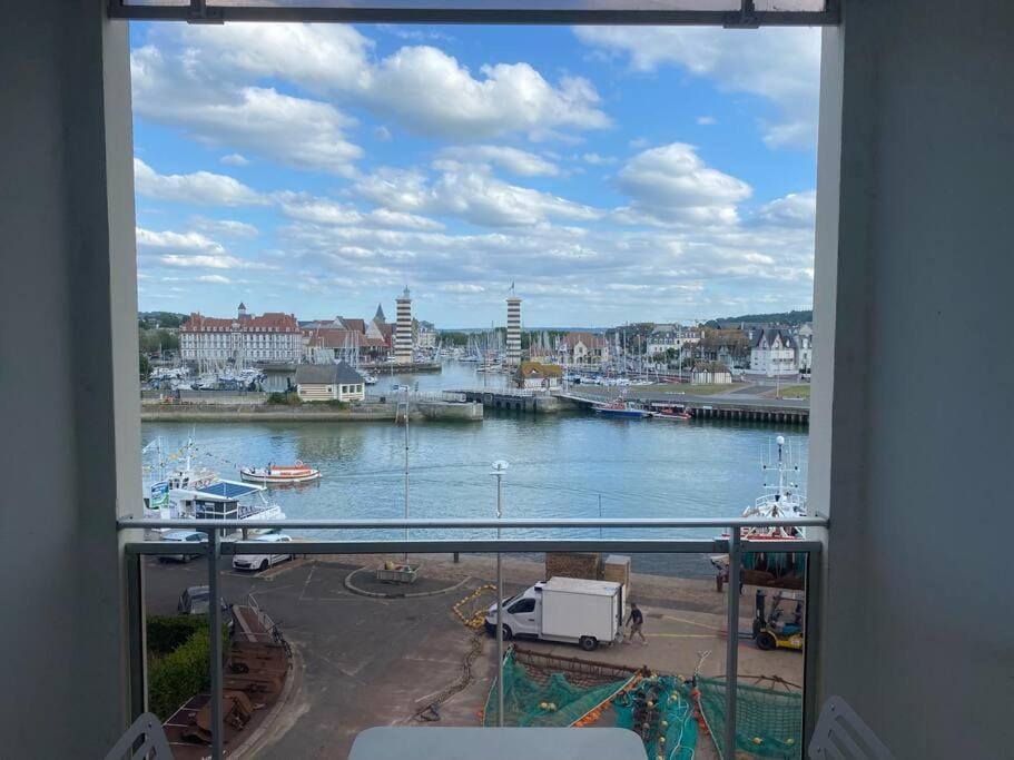 Très joli Appartement 2P au Beach Résidence Trouville- Piscine & vue port Apartment in Deauville