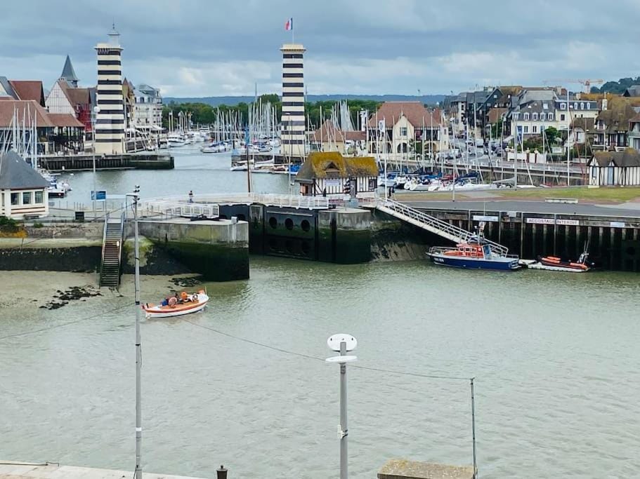 Très joli Appartement 2P au Beach Résidence Trouville- Piscine & vue port Apartment in Deauville