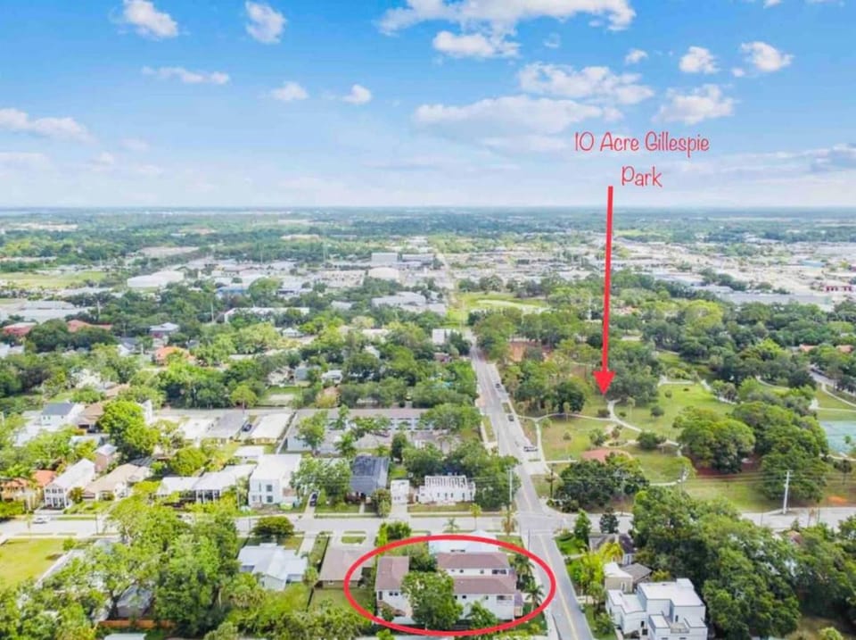 Beachtown Remote Worker Friendly-High Speed WiFi-Pets Welcome-Lido Beach-Opera-Symphony-Walk or Bike to Restaurants-10 Acre Park with Pickleball, Tennis, Basketball Apartment in Sarasota