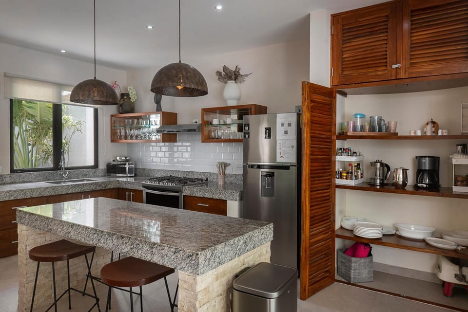Coffee/tea facilities, microwave, oven, stove, kitchen