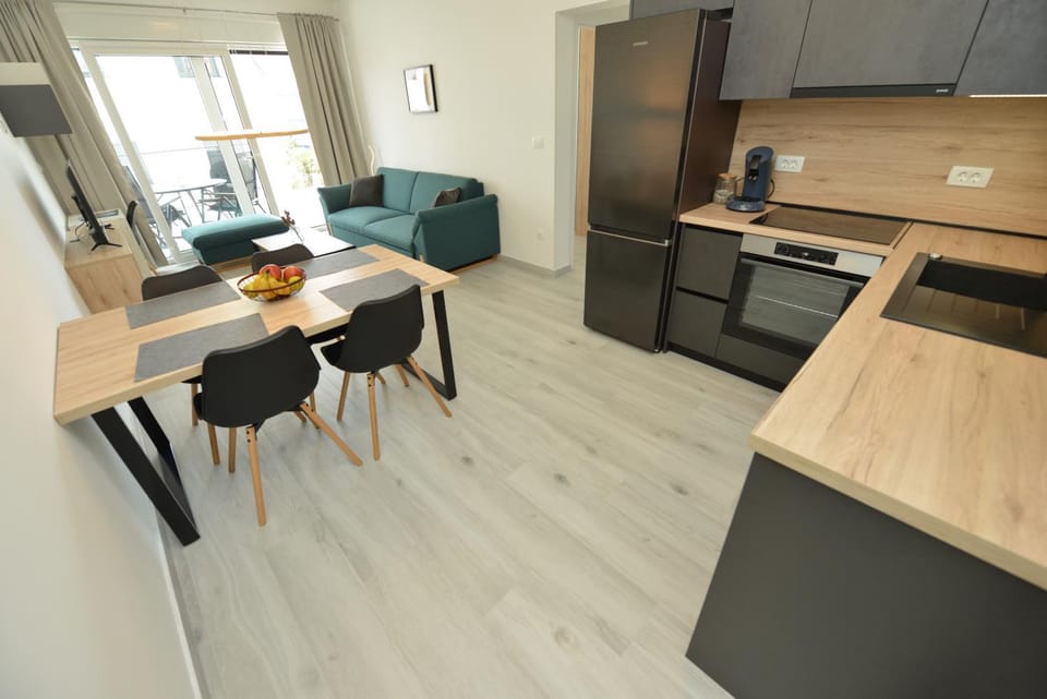 Kitchen or kitchenette, Seating area, Dining area