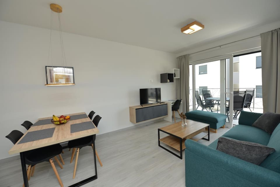 TV and multimedia, Living room, Seating area, Dining area