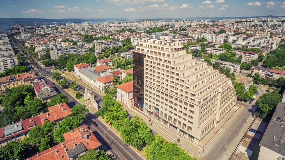 Property building, Day, Neighbourhood