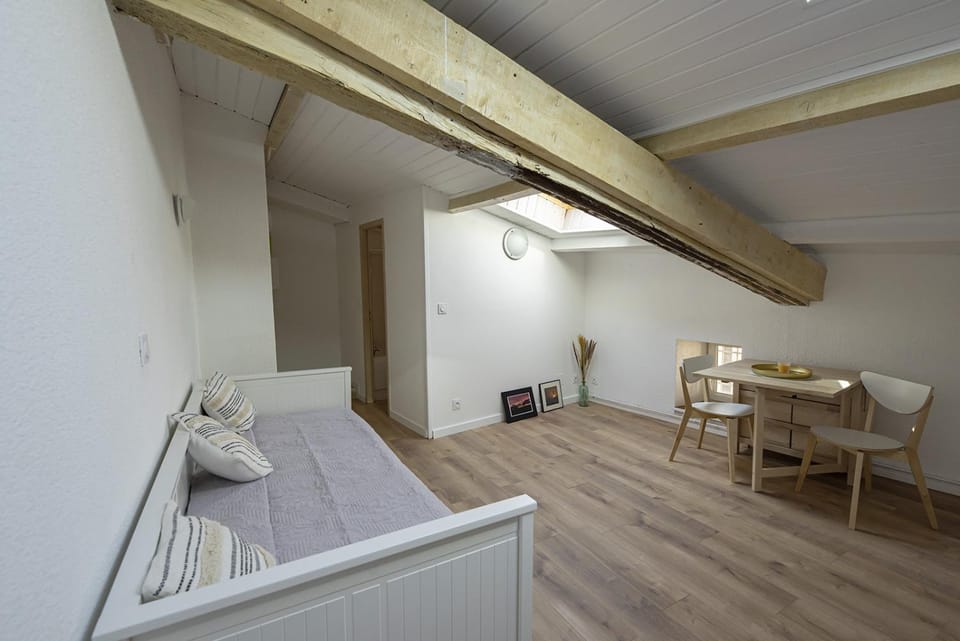 Bed, Living room, Photo of the whole room, Seating area