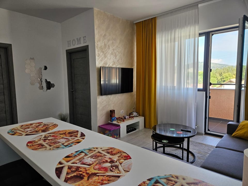Communal lounge/ TV room, TV and multimedia, Living room, Photo of the whole room, Seating area, Evening entertainment, air conditioner
