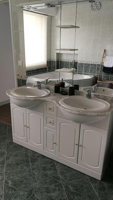 555 Appartement calme et climatisé au cœur du village Apartment in Bourgogne-Franche-Comté