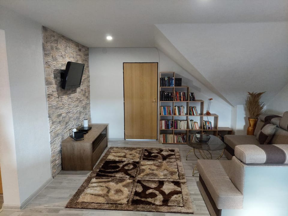Communal lounge/ TV room, Library, TV and multimedia, Living room, Photo of the whole room, Seating area