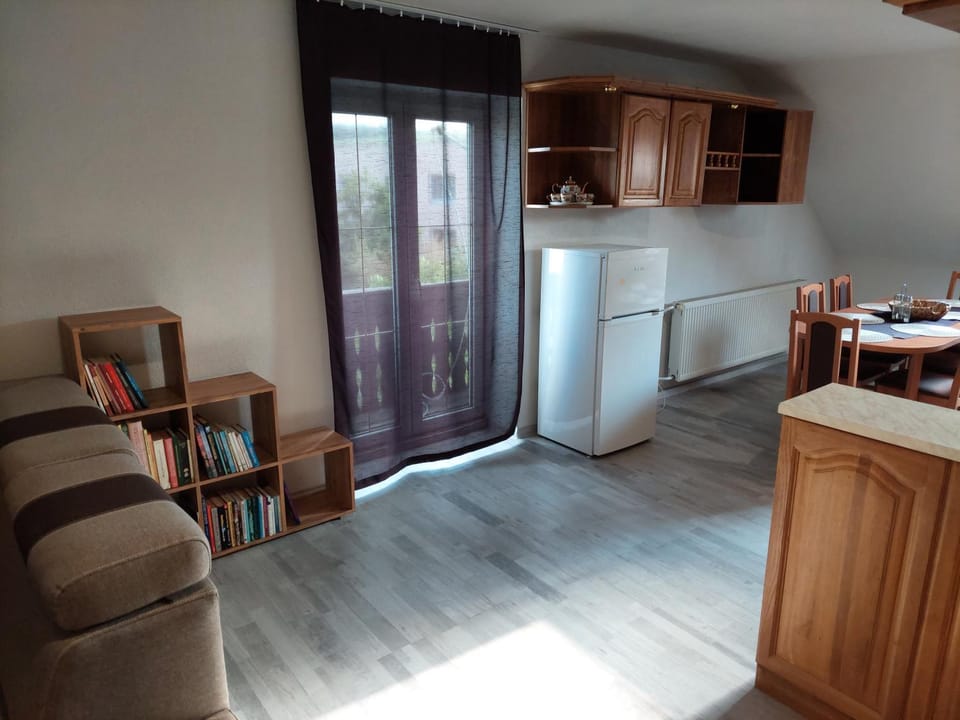 Kitchen or kitchenette, Living room, Seating area, Dining area