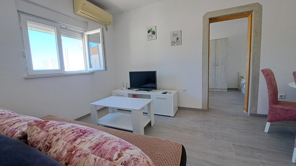 TV and multimedia, Living room, Seating area, air conditioner