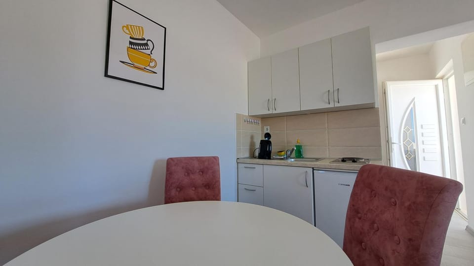 Kitchen or kitchenette, Seating area
