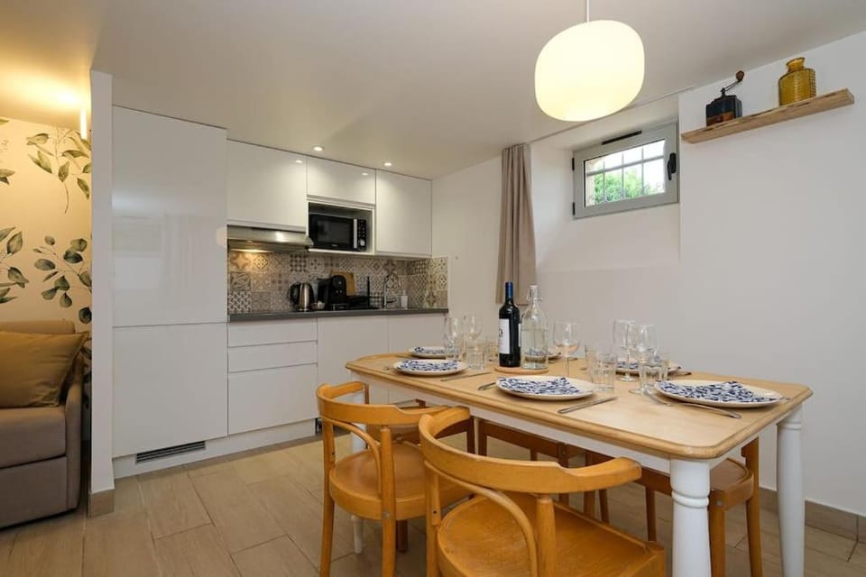 Kitchen or kitchenette, Dining area, minibar, stove
