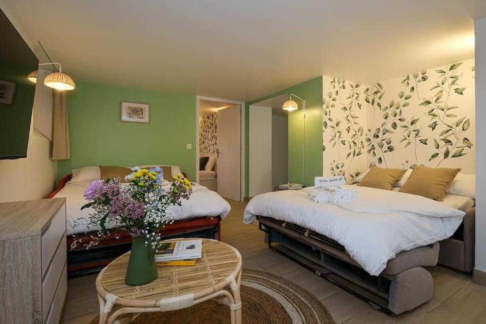 Bed, Living room, towels