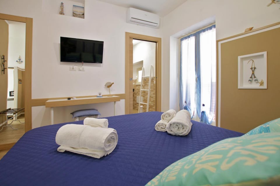 Bed, TV and multimedia, Photo of the whole room, Bedroom, air conditioner