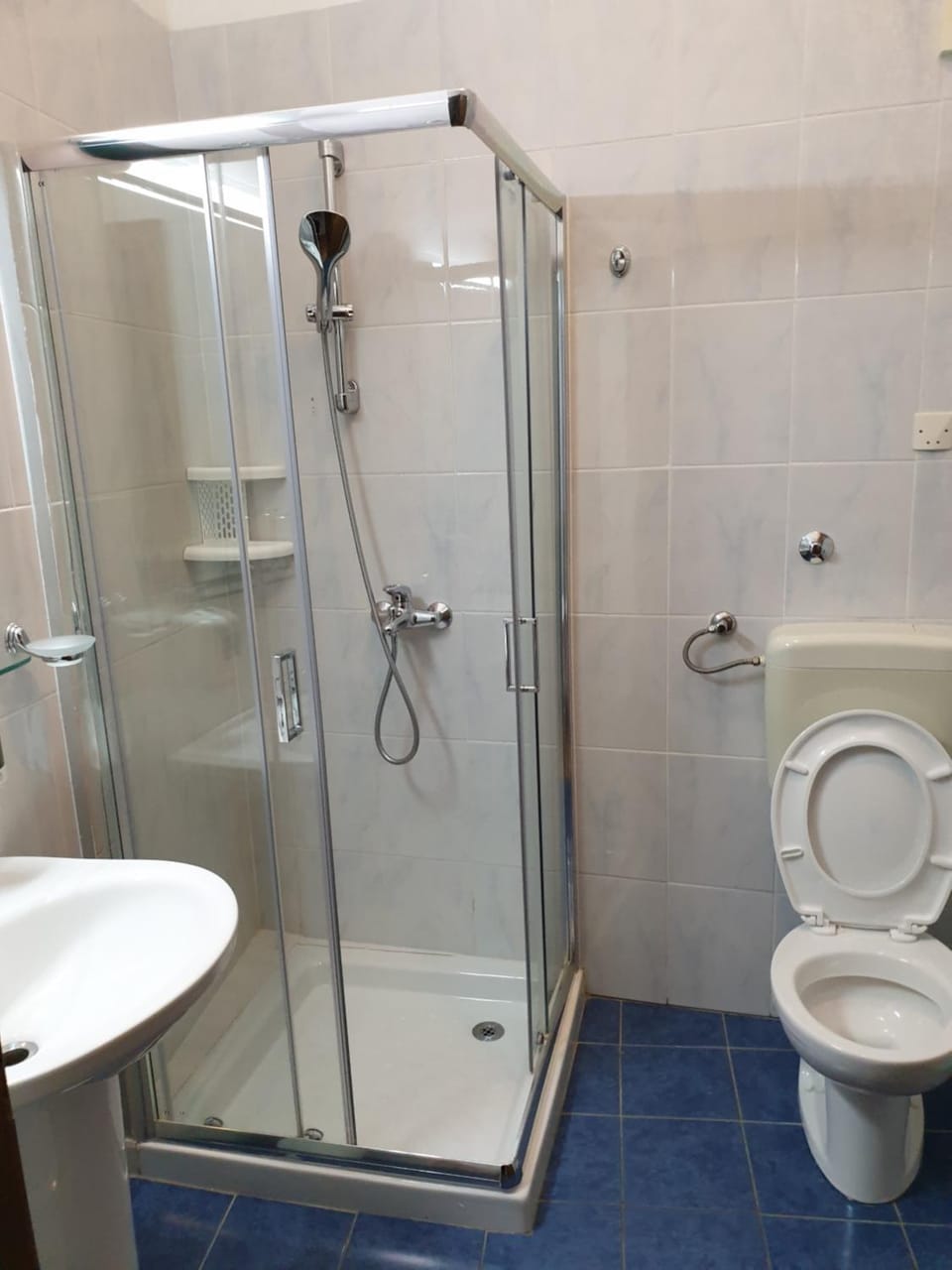 Shower, Toilet
