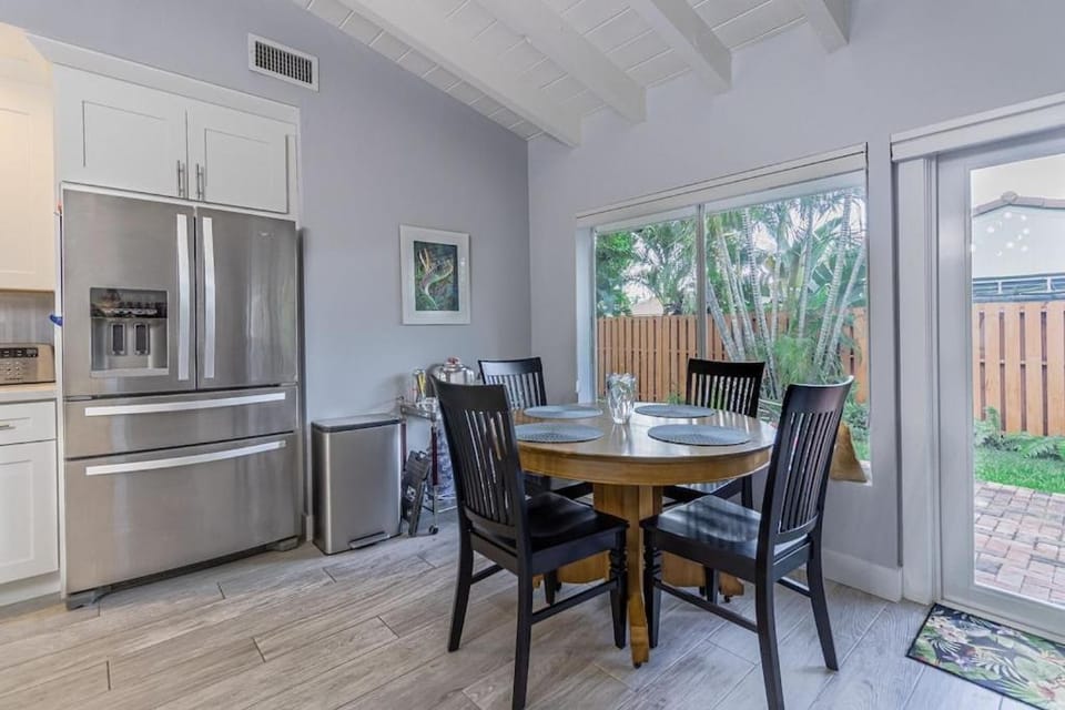 Spacious Fort Lauderdale HEATED Pool House, Grill and Beach 2.9 miles House in Oakland Park