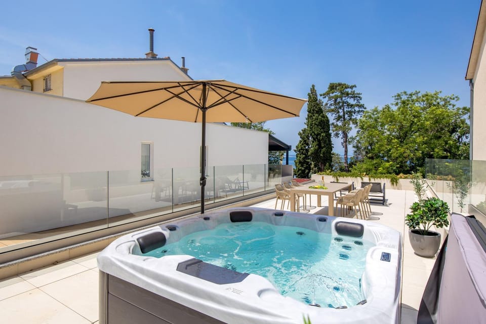 Natural landscape, Hot Tub, Swimming pool, sunbed