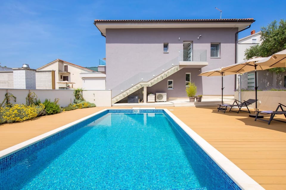 Property building, Day, Garden, Pool view, Swimming pool, sunbed